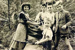 Art-Everett_Franco-Thamer_Kinderbild_Gruppe_300x200px.jpg